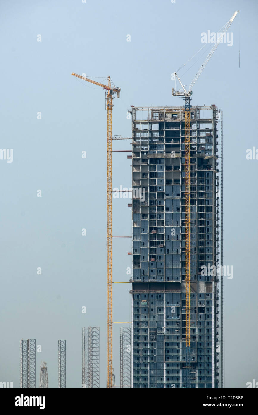 Rascacielos en construcción con dos grúas Foto de stock