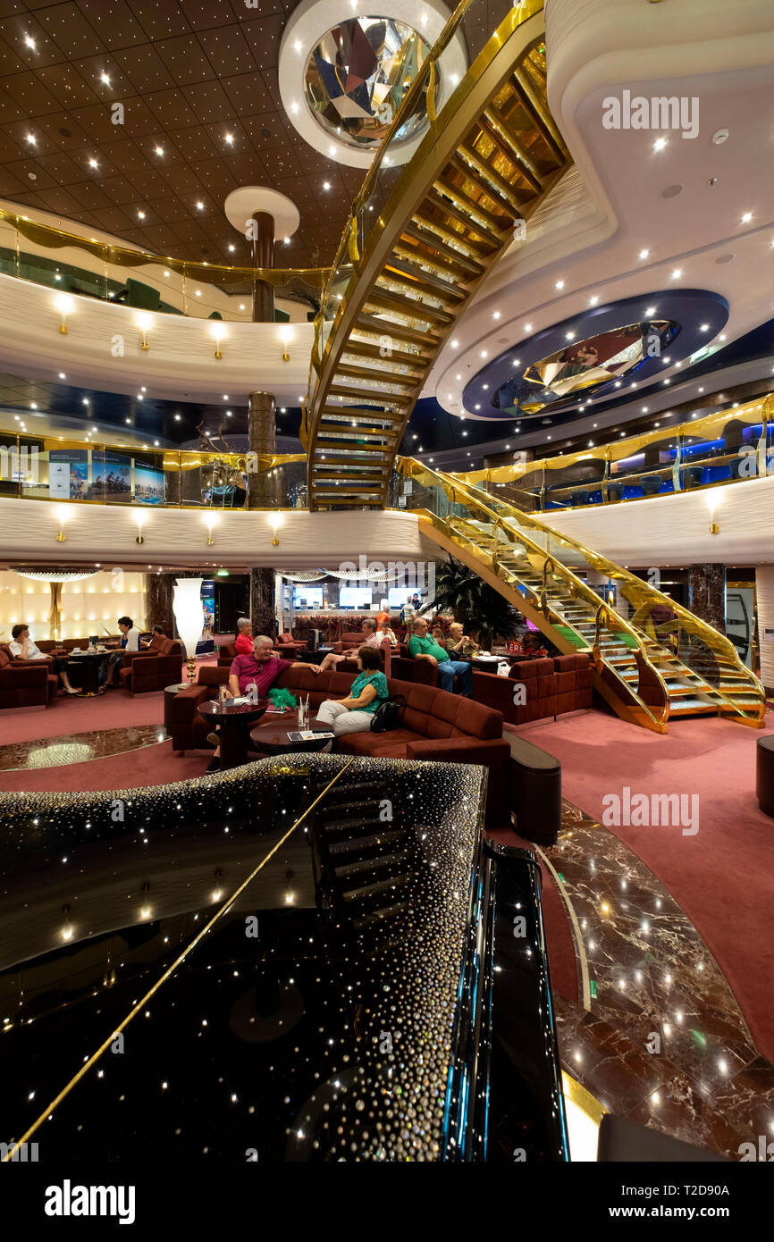 Msc cruise ship interior fotografías e imágenes de alta resolución - Alamy