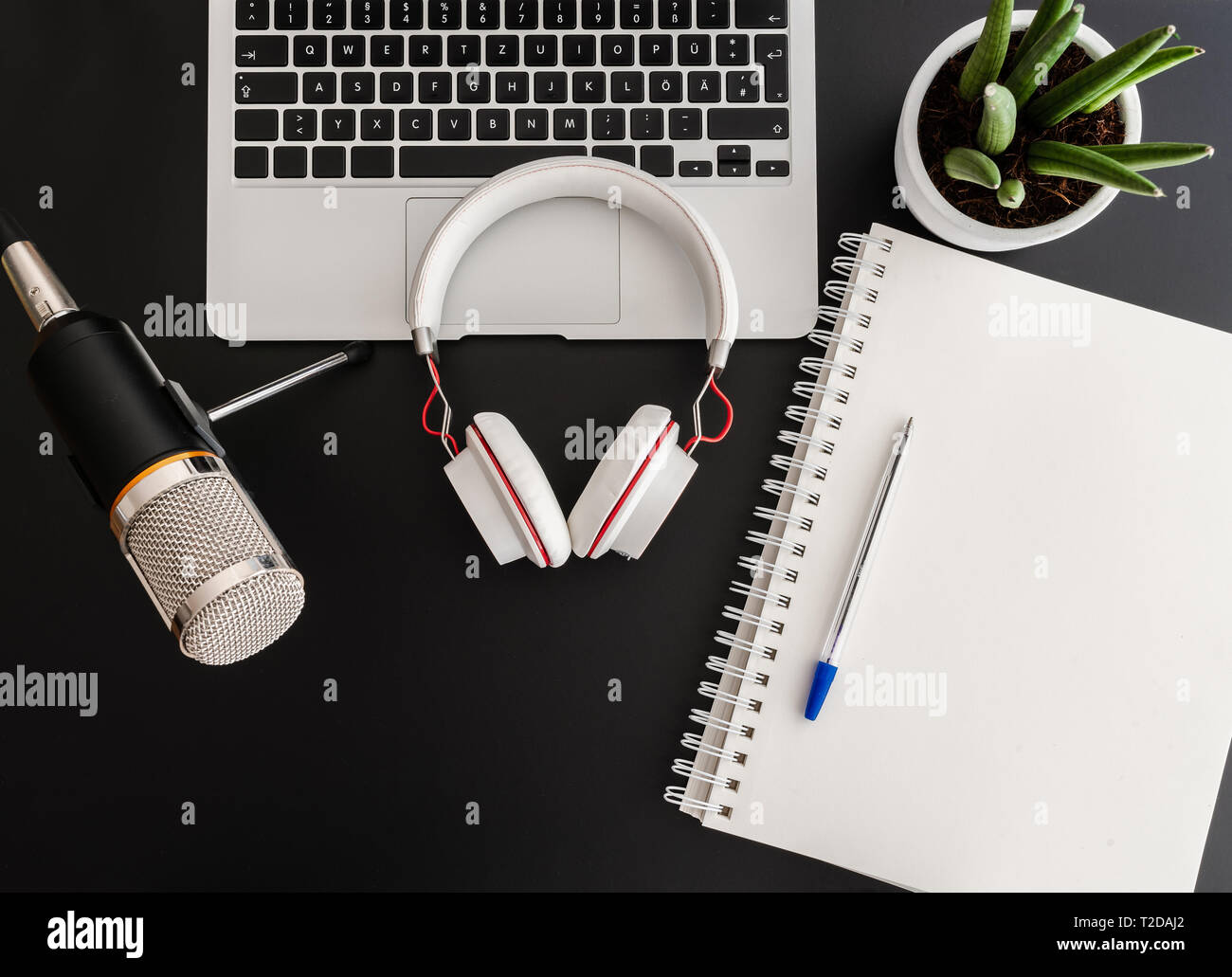 Concepto de grabación de podcast con grabación de audio en los equipos de escritorio oscuro Foto de stock