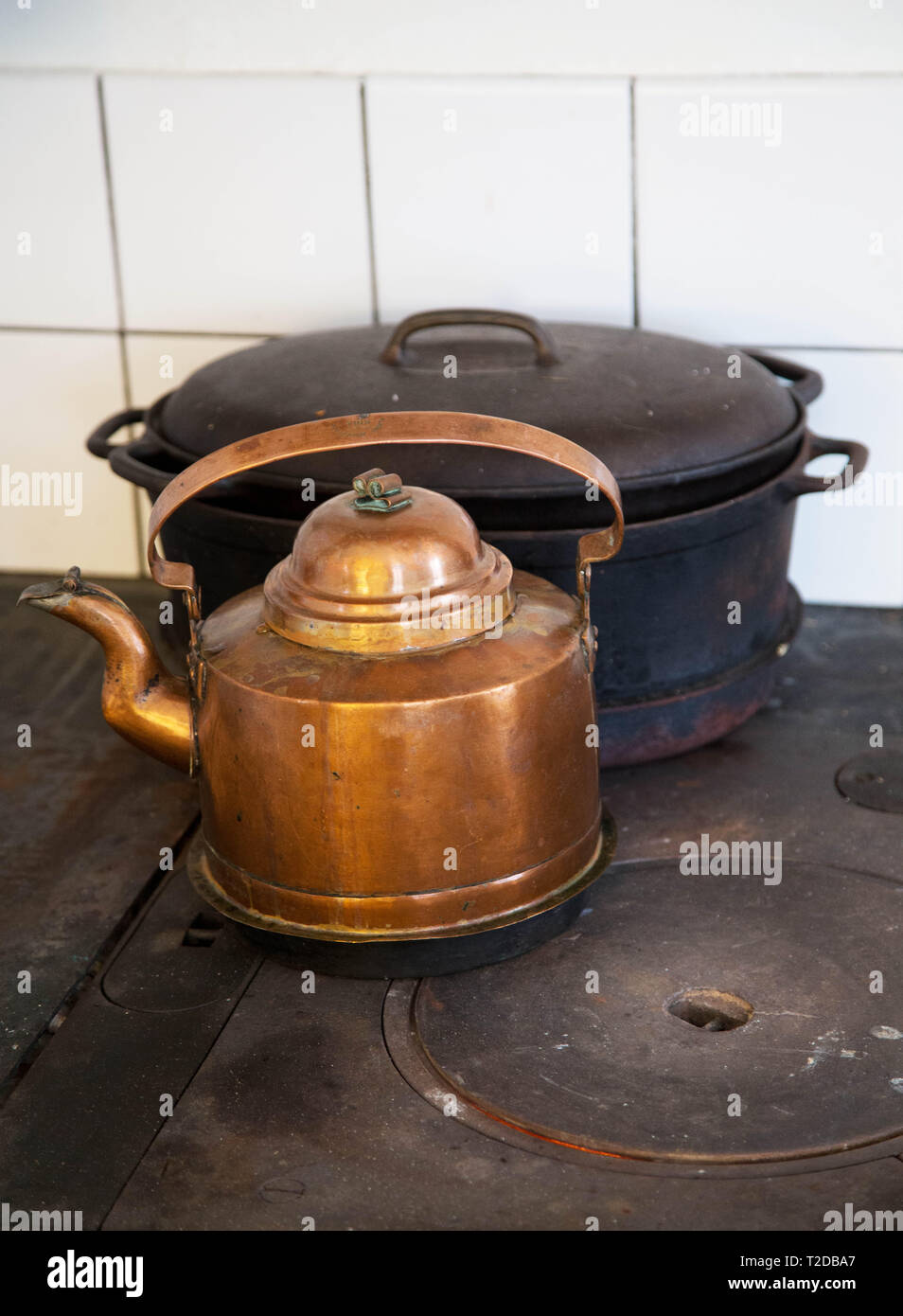 Cafetera en una vieja estufa de leña en la cocina Fotografía Cafetera en una vieja estufa de leña en la cocina Fotografía