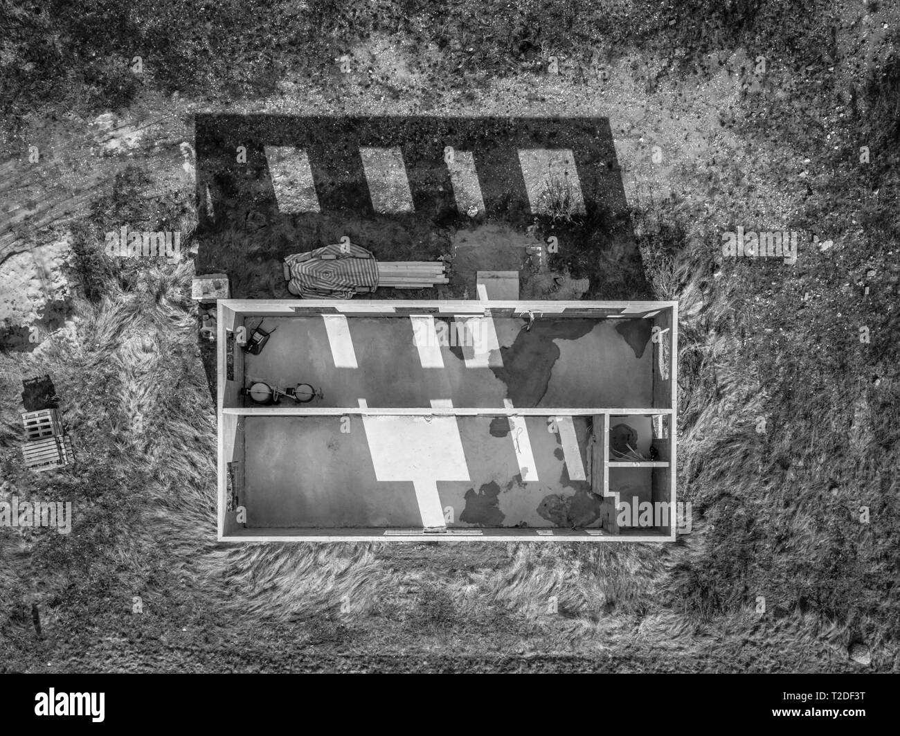 Cuadro, la estructura del edificio, la vista aérea de un edificio, dronephoto, blanco y negro, B/W, aerophoto, vista vertical desde una gran altura de un edificio Foto de stock
