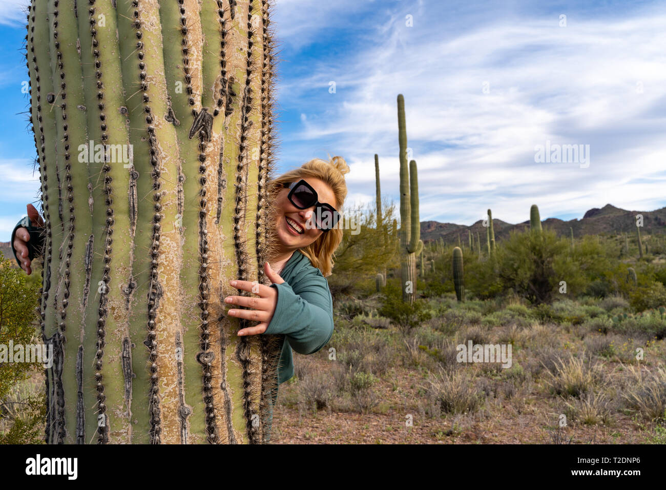 Bonita Mujer Femenina Se Encuentra Junto A Un Gran Cactus Saguaro