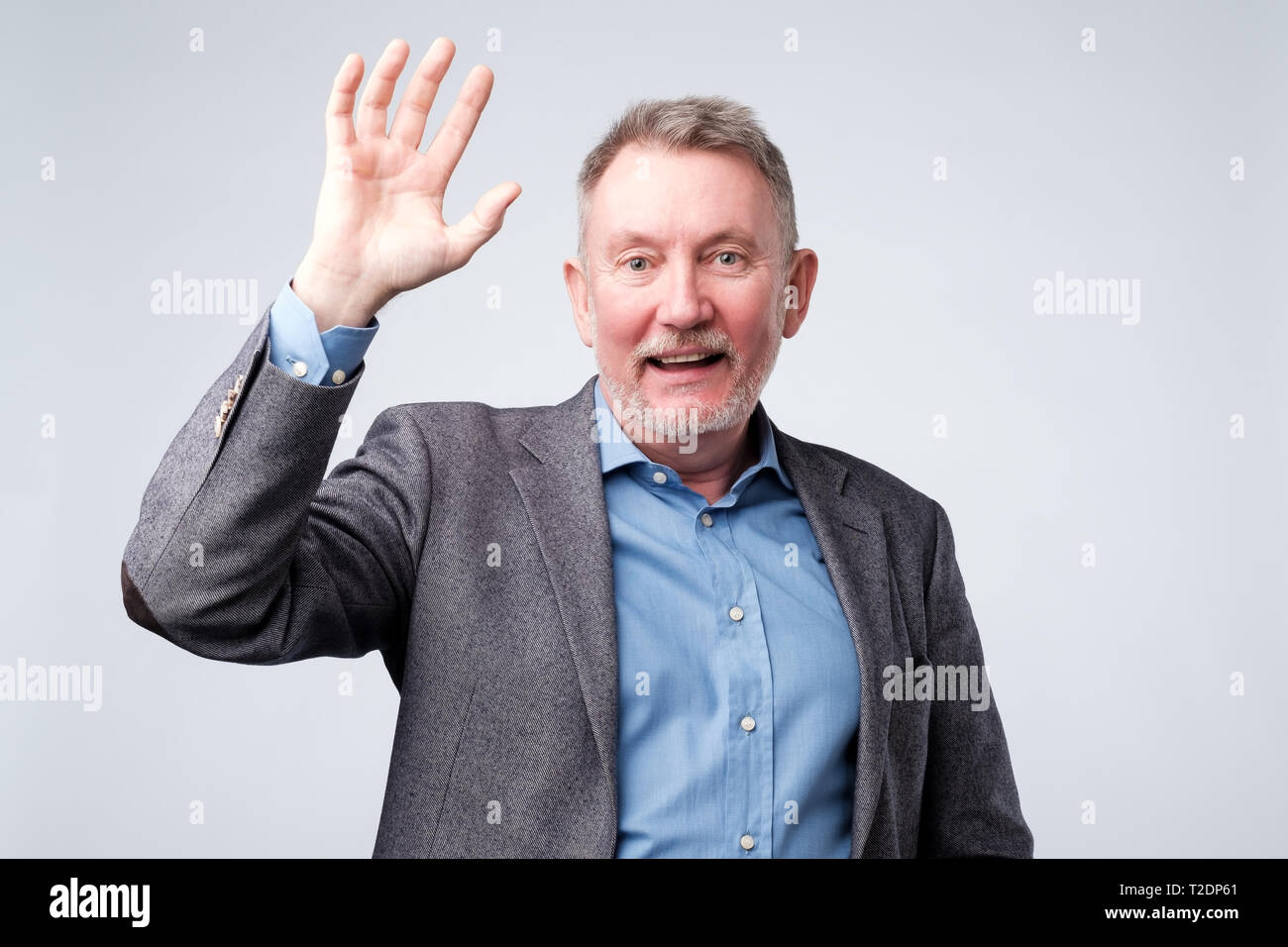 Altos Hombre con camisa azul y palo diciendo hola, agitando Altos Hombre con camisa azul y palo diciendo hola, agitando