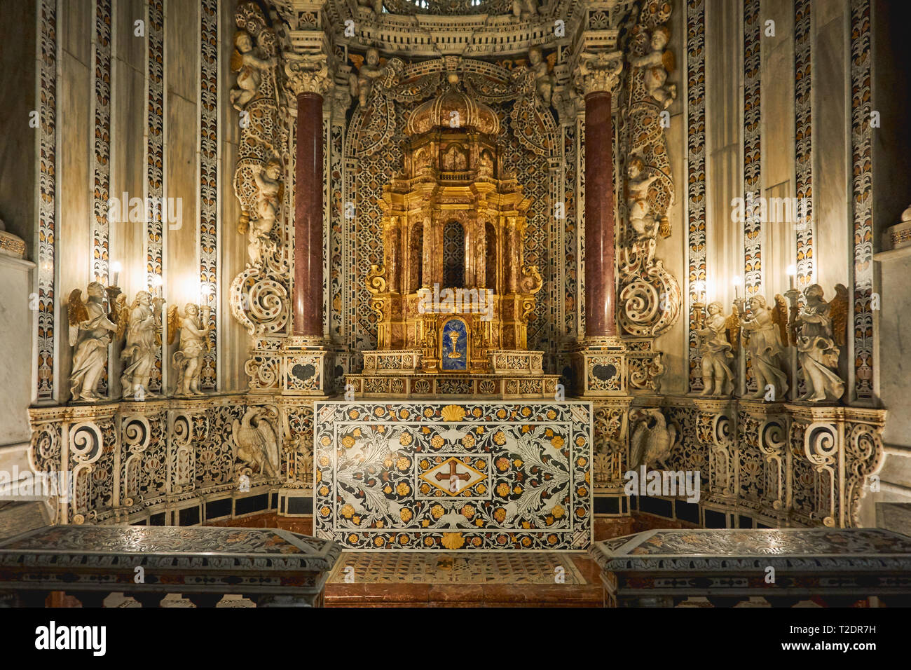 Monreale, Italia - Octubre, 2018. Capillas laterales en el interior de la Catedral, uno de los mayores ejemplos de arquitectura normanda. Foto de stock