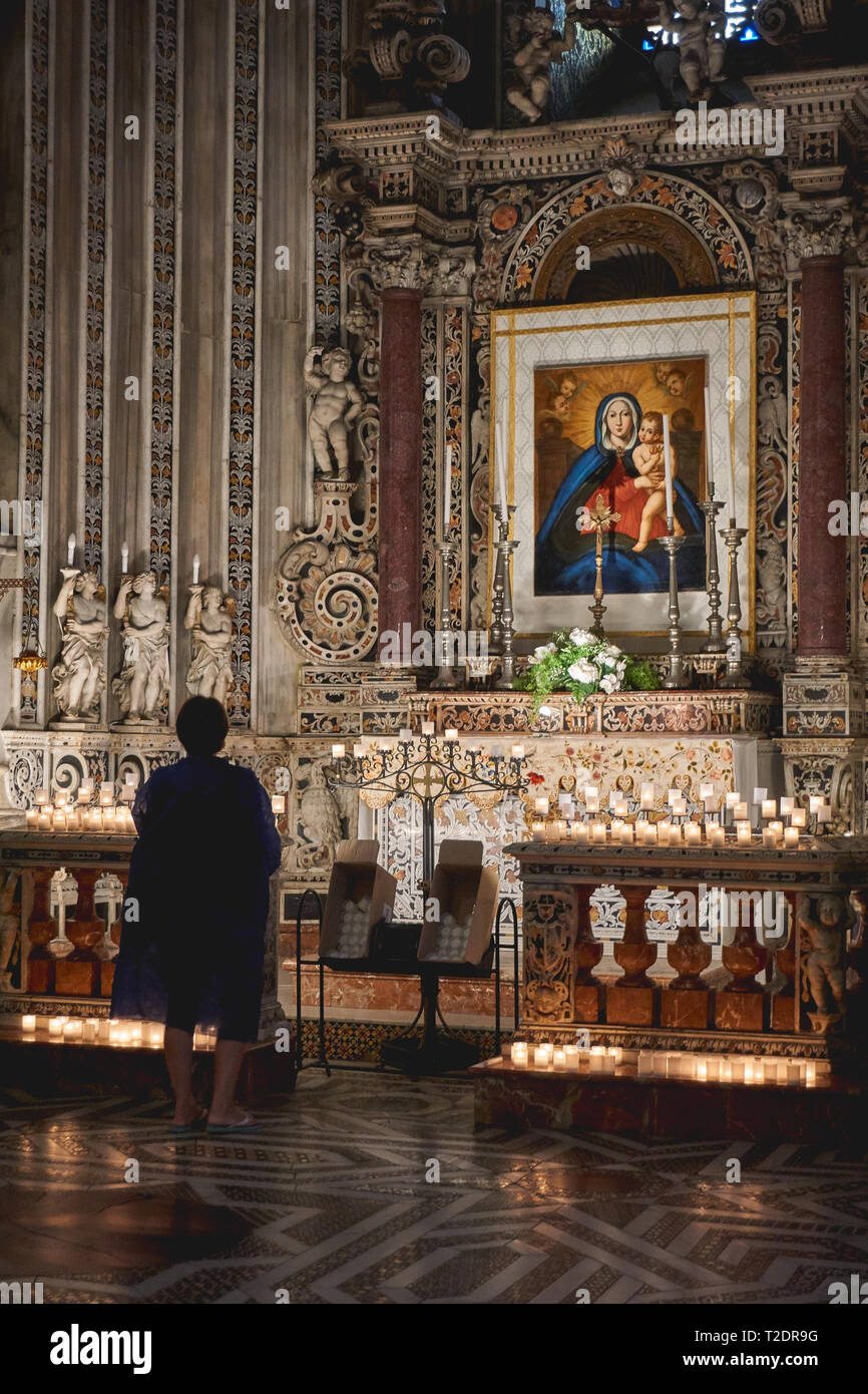Monreale, Italia - Octubre, 2018. Capillas laterales en el interior de la Catedral, uno de los mayores ejemplos de arquitectura normanda. Foto de stock