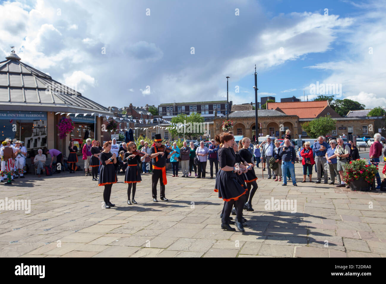 Fiestas y bailes en las calles en Whitby Folk Week 2018 costa de North Yorkshire, Inglaterra Foto de stock