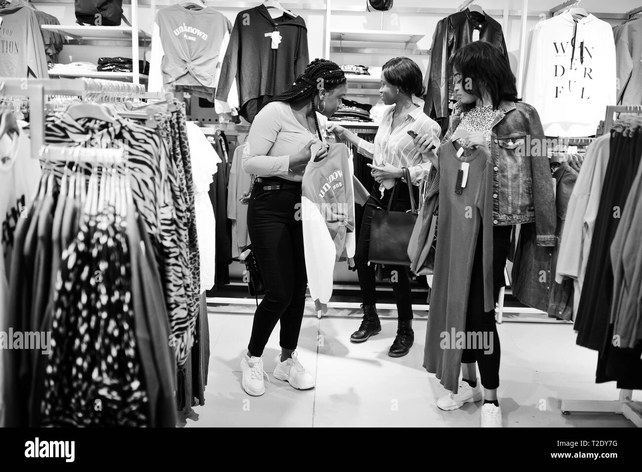 Tienda de ropa de alegría Imágenes de stock en blanco y negro - Alamy