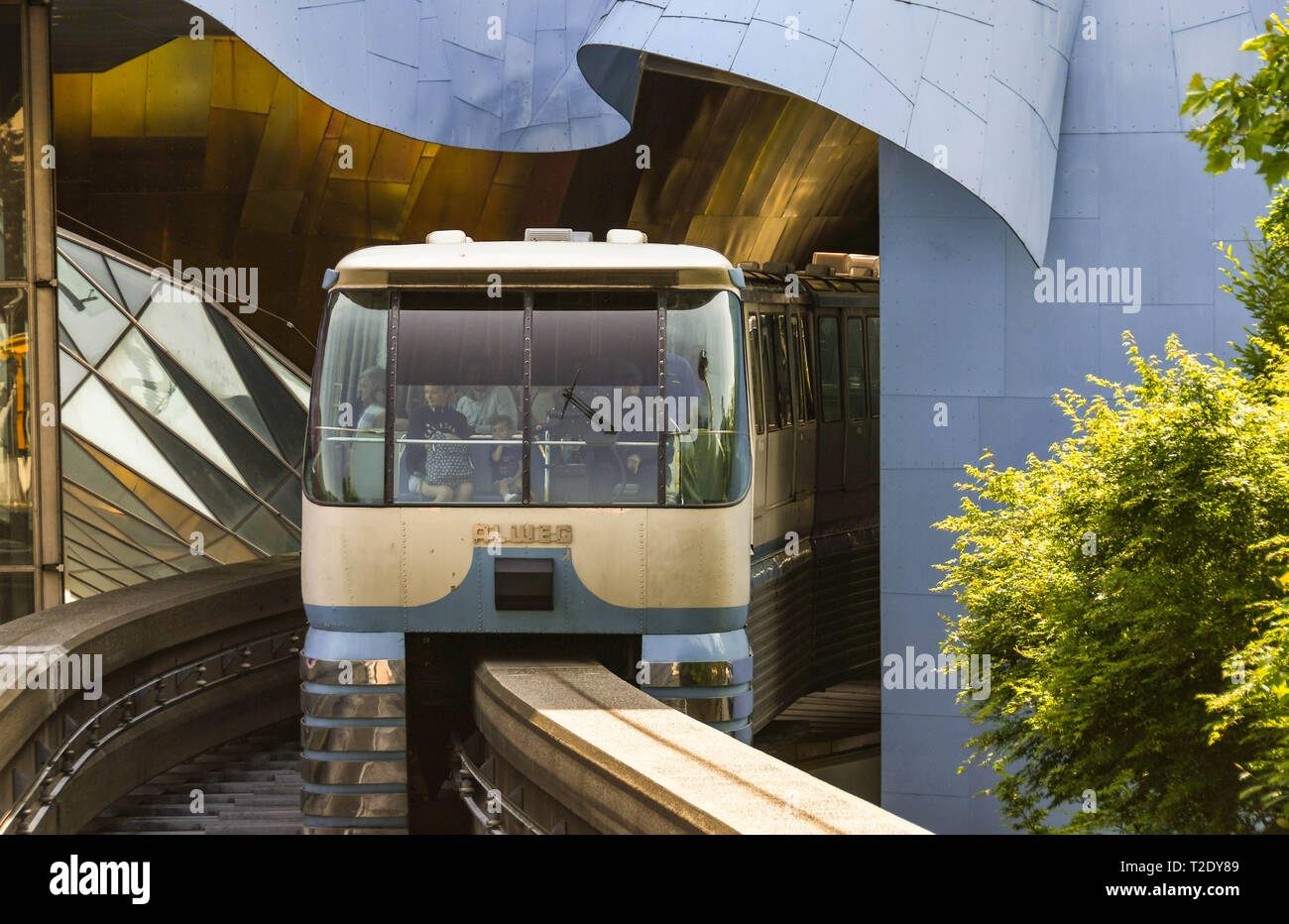 En Seattle, estado de Washington, EE.UU. - JUNIO DE 2018: tren monorail al llegar a la estación en el centro de Seattle. Foto de stock