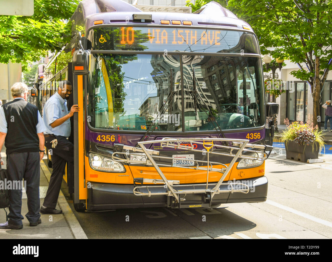 En Seattle, estado de Washington, EE.UU. - JUNIO DE 2018: Cero emisiones electric trolley bus en una calle del centro de la ciudad de Seattle. Foto de stock