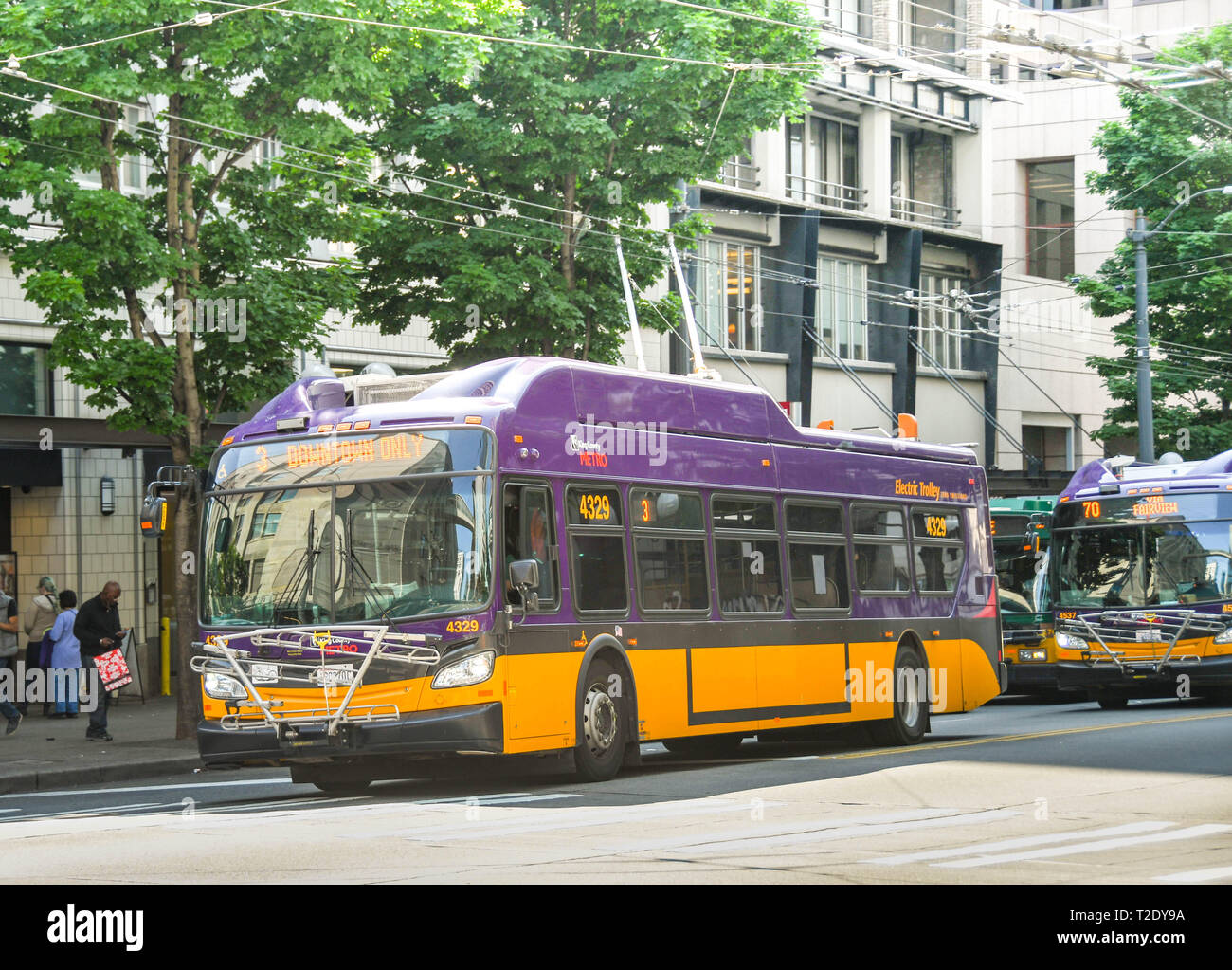 En Seattle, estado de Washington, EE.UU. - JUNIO DE 2018: Cero emisiones electric trolley bus en una calle del centro de la ciudad de Seattle. Foto de stock