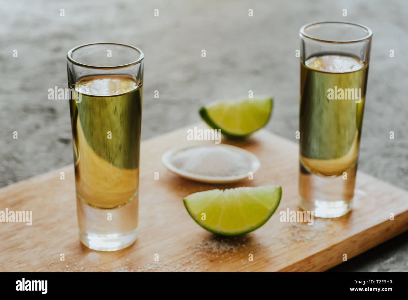 Tequila shot, mexicana bebidas con bebidas fuertes y trozos de cal con sal  en México Fotografía de stock - Alamy