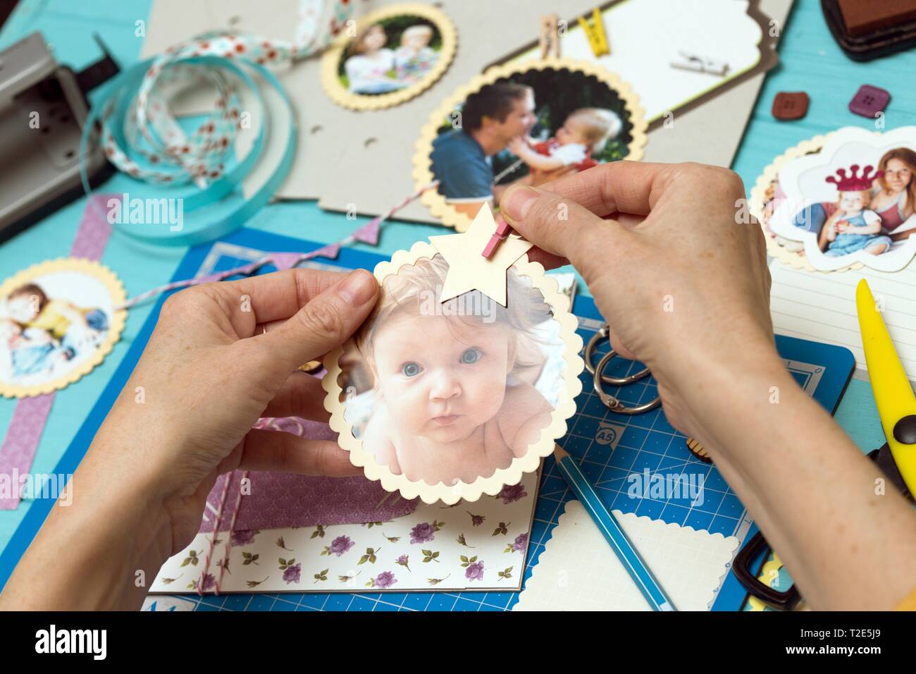 Antecedentes del álbum. El proceso de creación de un álbum infantil.  Tarjeta y herramientas con decoración Fotografía de stock - Alamy