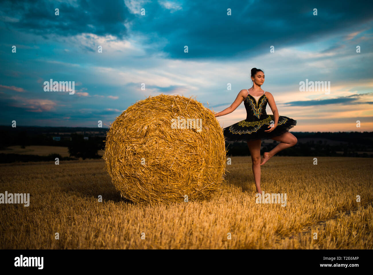Bailarina posando junto a pacas de heno Foto de stock