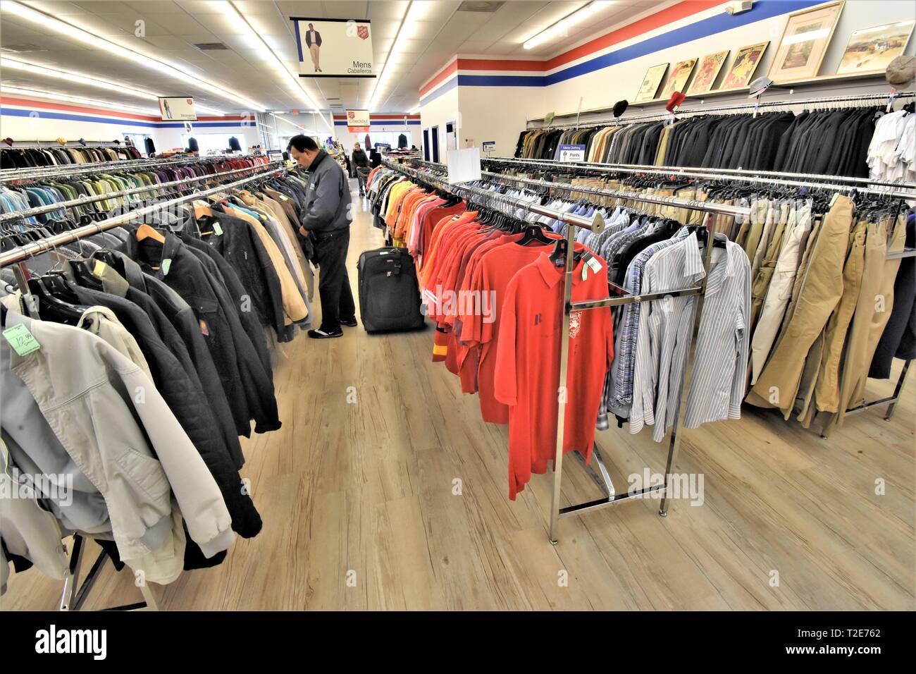 Las tiendas de ropa usada para la familia en la tienda de segunda mano para  su reutilización en América Fotografía de stock - Alamy