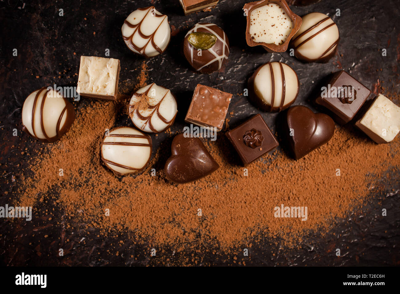 Fondo de chocolates. El chocolate. Surtido de chocolates finos en blanco,  oscuro y chocolate con leche Fotografía de stock - Alamy
