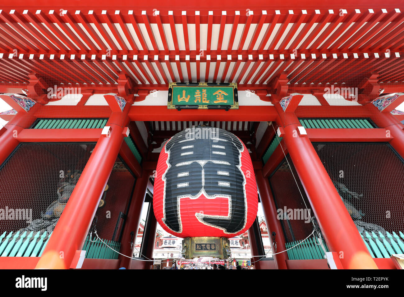 Kaminarimon, la puerta exterior del templo Senso-Ji en Asakusa y la linterna roja gigante, Tokio, Japón, es el templo budista más antiguo de Tokio, ded Foto de stock