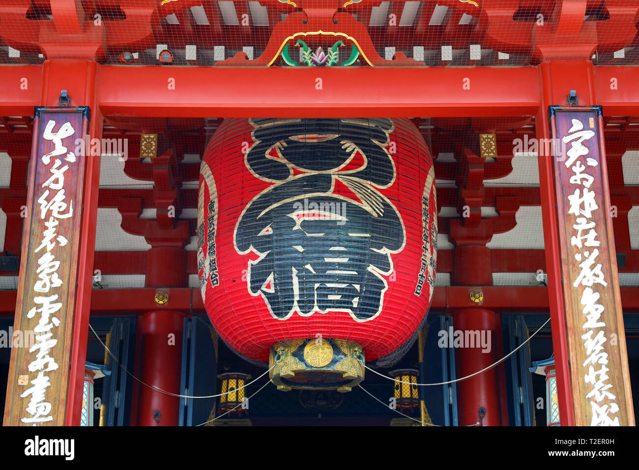 Linterna roja gigante en el principal templo Senso-Ji en Asakusa, Tokio, Japón, es el templo budista más antiguo de Tokio, dedicado a Kannon, la diosa de la Foto de stock