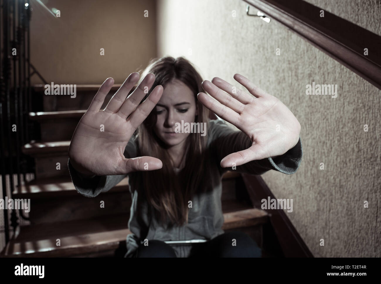 Lindo joven desesperado, solitario y asustado joven chica mostrando las manos en Stop Cyberbullying, acoso, abuso, online el acecho y humillado en el sch Foto de stock