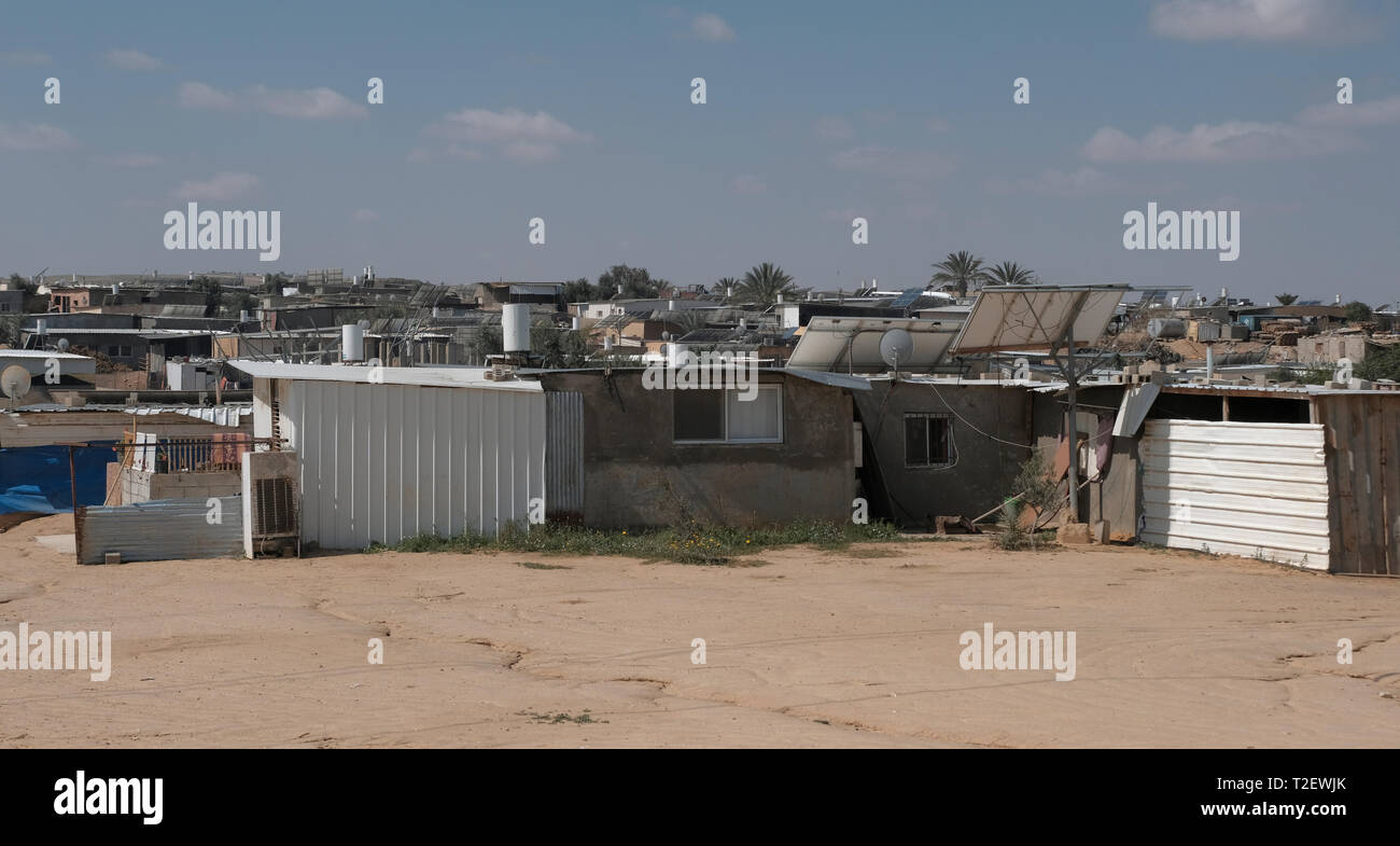 Vista de la aldea no reconocida de al-Zarnuk en el desierto de Negev al sur de Israel. Muchos beduinos en el Negev viven en comunidades que han sido establecidas sin ningún permiso del gobierno, en cuyo caso cualquier construcción en el sitio se considera ilegal. El Estado emite órdenes de demolición contra la construcción construida sin permiso, pero no todo está en aldeas no reconocidas. Algunos se encuentran en comunidades beduinas legalmente reconocidas. Foto de stock