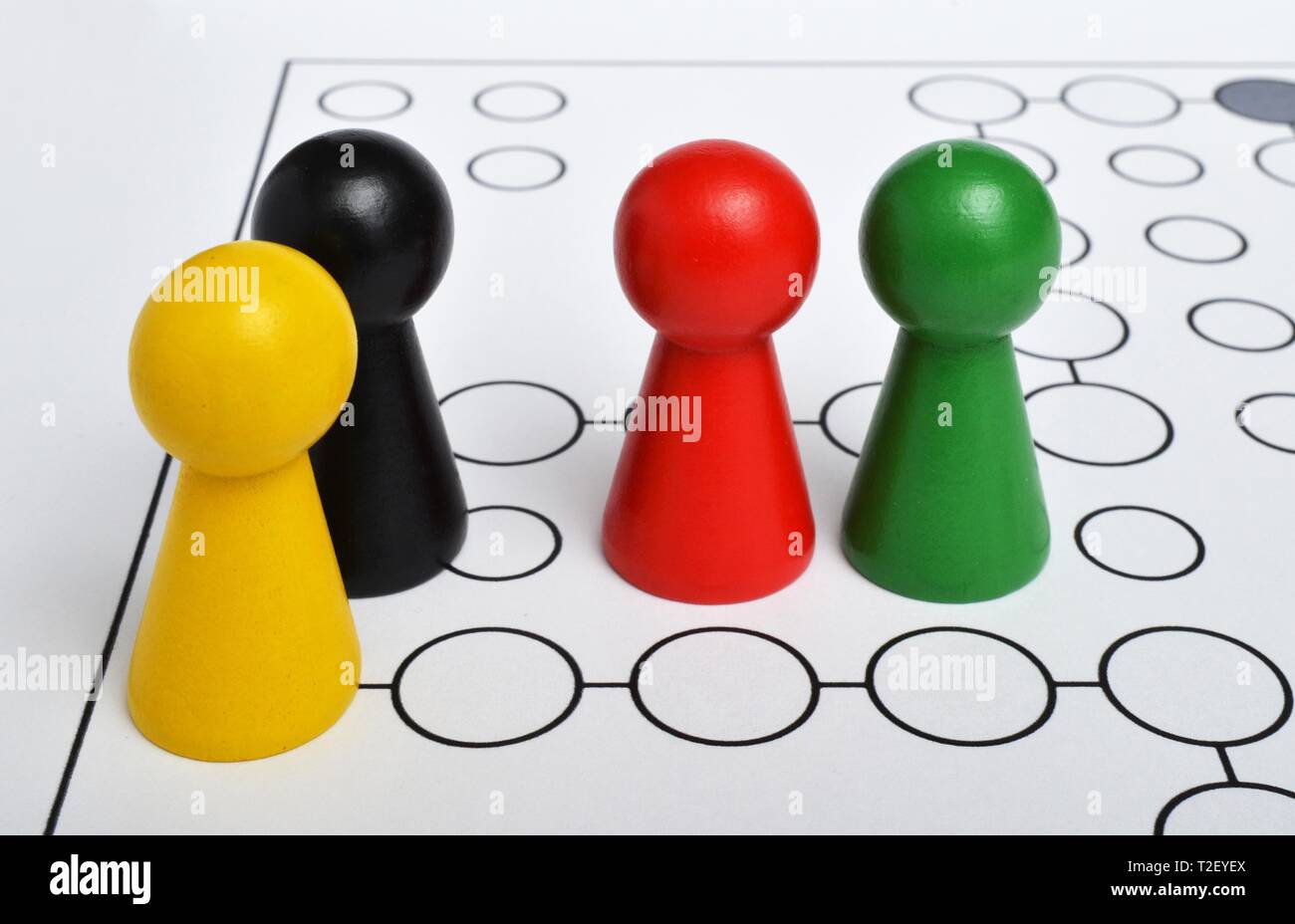 Las cifras en negro, amarillo, rojo, verde, como símbolo de los partidos políticos en un campo de juego neutral, Alemania Foto de stock