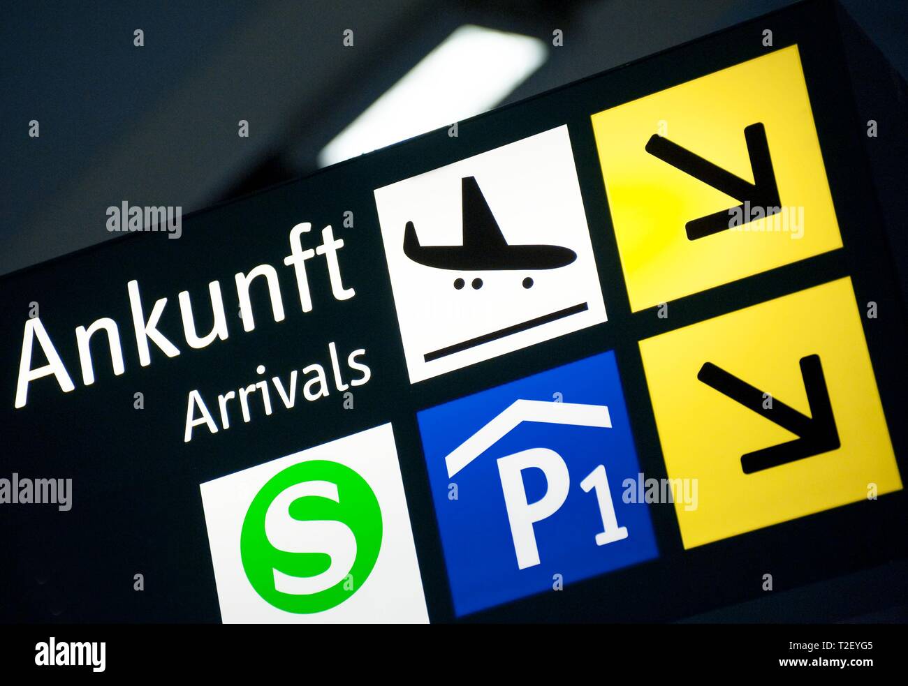 Llegada al aeropuerto firmar con símbolos para el tren, el estacionamiento y las flechas de dirección, Alemania Foto de stock