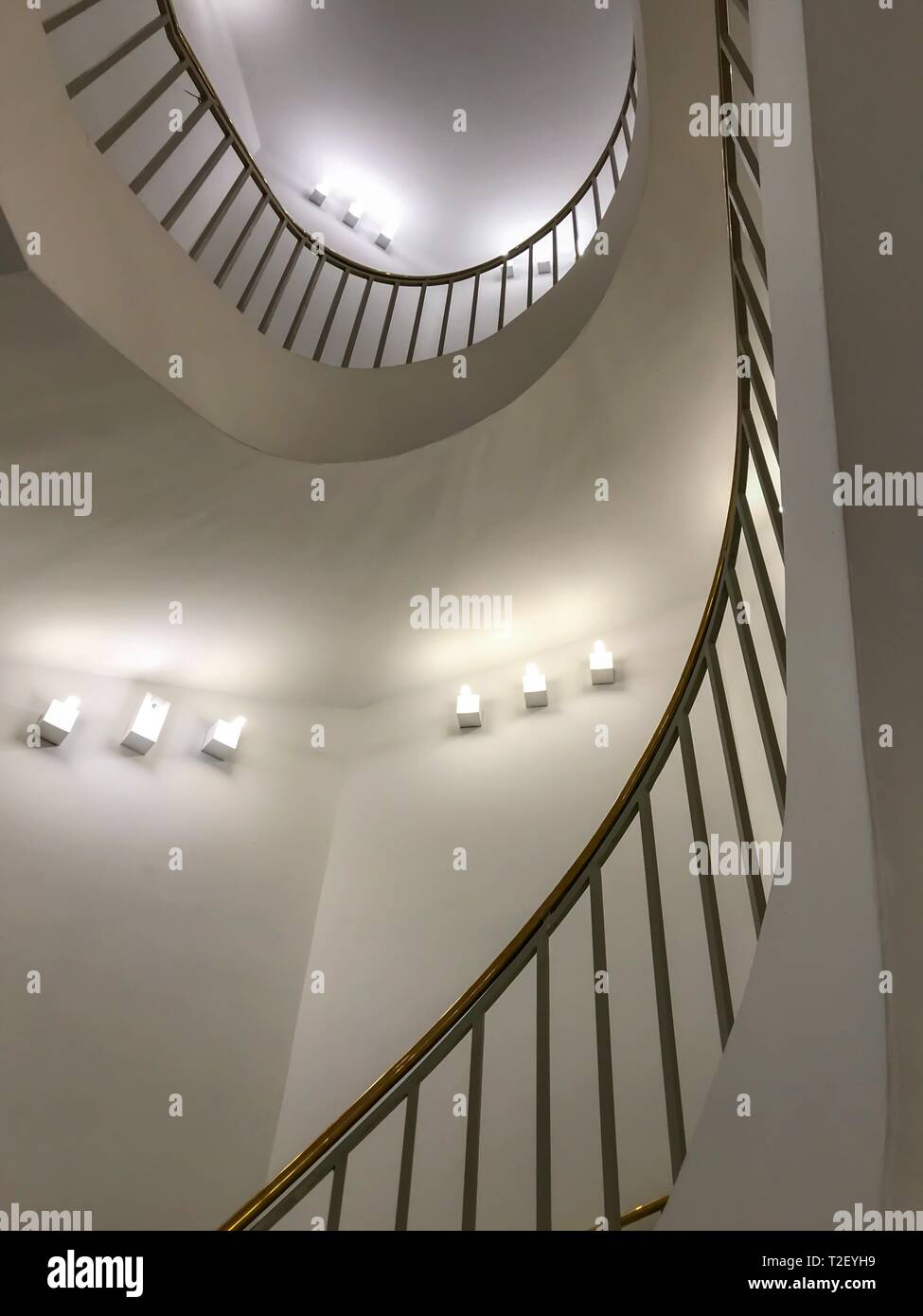 Iluminación de escaleras fotografías e imágenes de alta resolución - Alamy