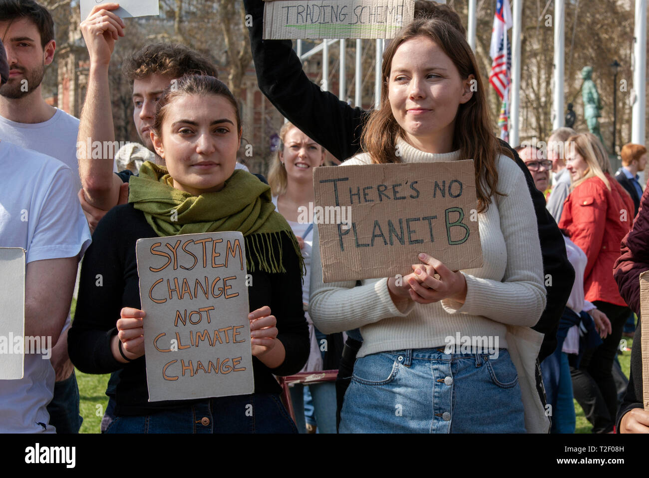 Cambio climático manifestantes estudiantiles en la Plaza del Parlamento de Londres. Foto de stock