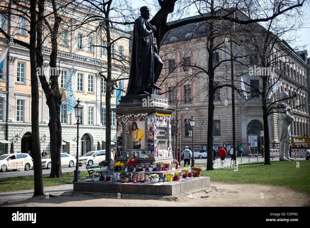 El 01 de abril de 2019, el Estado federado de Baviera, Múnich: El pedestal del monumento a Orlando di Lasso, de un compositor renacentista y Kapellmeister, que fue convertido en un monumento de Michael Jackson delante de la Corte bávara, está rodeado por velas y fotografías. (Dpa-Michael-Jackson 'Brisante Doku viene a Alemania' desde el 02.04.2019) Foto: Sina Schuldt/dpa Foto de stock