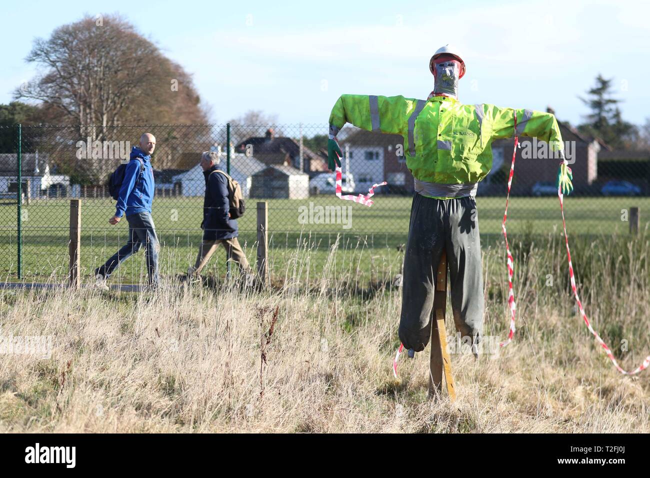 Inverness, Scotland, Reino Unido. 2 de abril de 2019: Las personas en la zona lateral Ness de Inverness se han saludado por una vista inusual: Dos trabajadores espantapájaros. Tulloch casas son pronto para comenzar un nuevo desarrollo de la vivienda en la zona, y el espantapájaros se están desgastando Tulloch hogares alto-vis la ropa. Foto: Andrew Smith Crédito: Andrew Smith/Alamy Live News Foto de stock