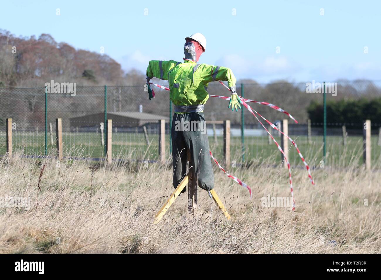 Inverness, Scotland, Reino Unido. 2 de abril de 2019: Las personas en la zona lateral Ness de Inverness se han saludado por una vista inusual: Dos trabajadores espantapájaros. Tulloch casas son pronto para comenzar un nuevo desarrollo de la vivienda en la zona, y el espantapájaros se están desgastando Tulloch hogares alto-vis la ropa. Foto: Andrew Smith Crédito: Andrew Smith/Alamy Live News Foto de stock