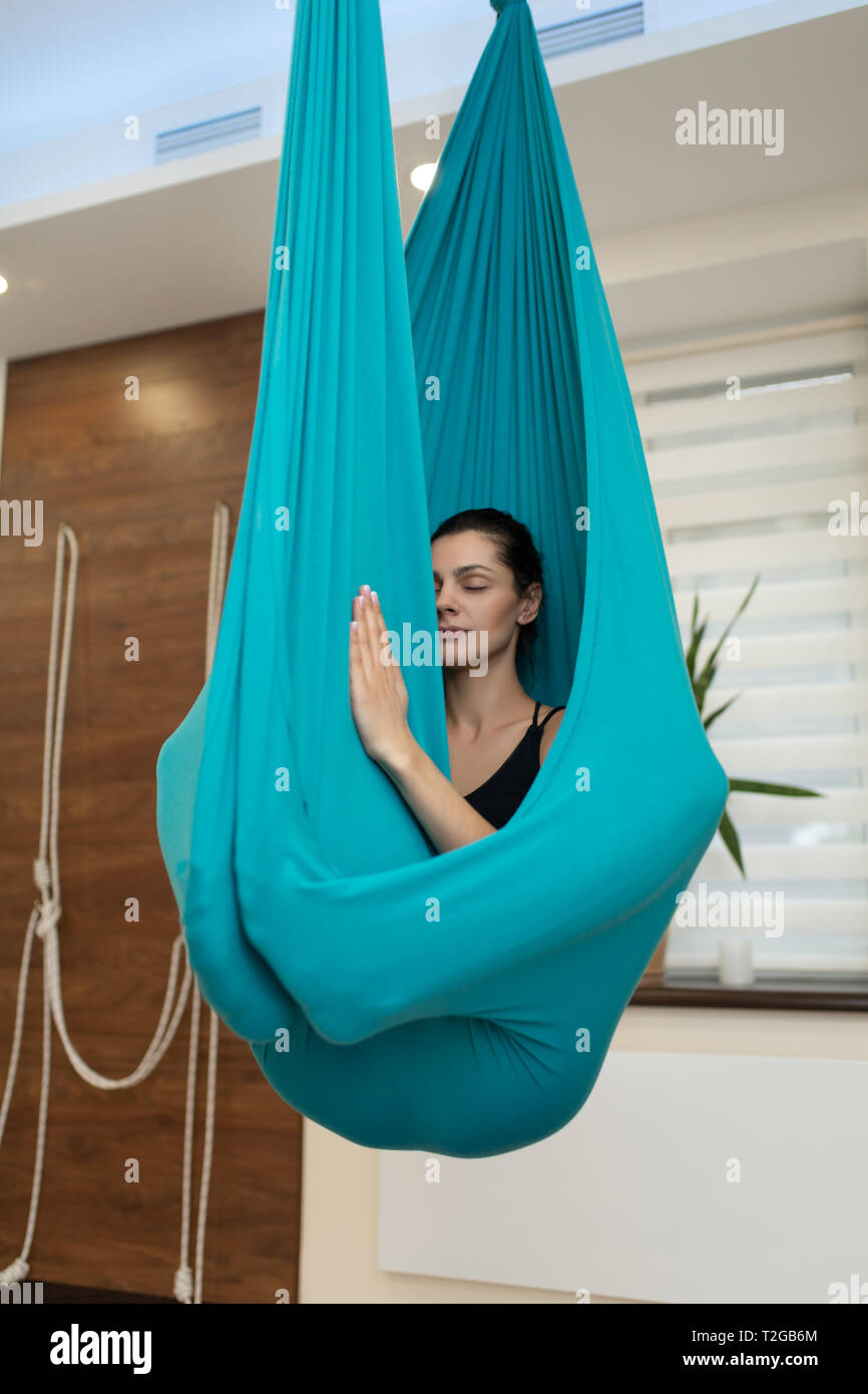 Mujer meditación en hamaca. volar yoga ejercicios de estiramiento en el  gimnasio. Montar y bienestar de vida Fotografía de stock - Alamy