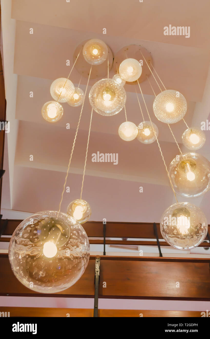 Lámpara colgante de techo con hermosas luces cálidas decorar sala de teatro  Fotografía de stock - Alamy
