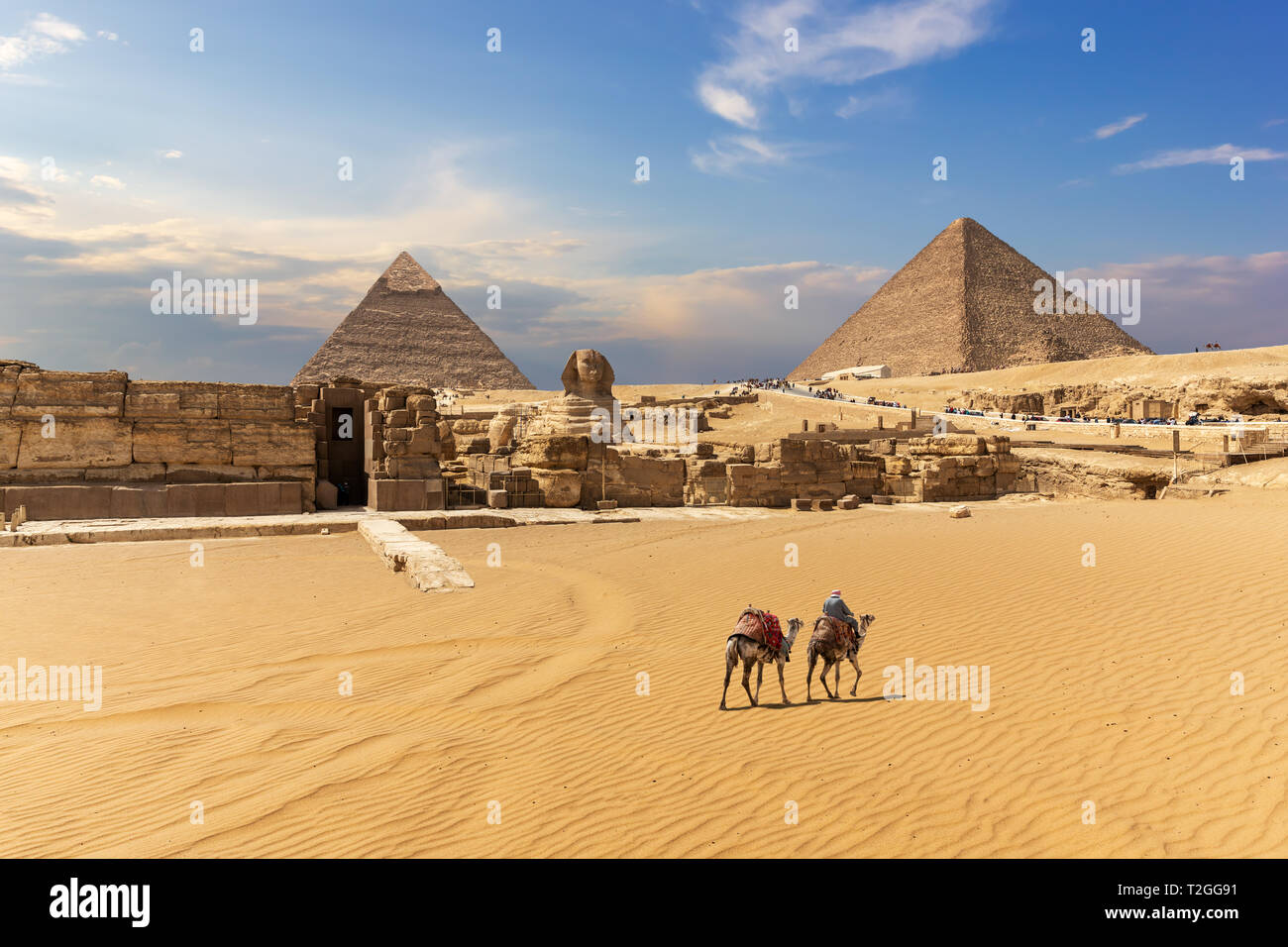Las grandes pirámides, la esfinge y el templo entrada en Giza, Egipto. Foto de stock
