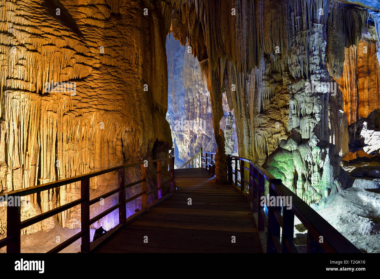 Sorprendentes formas geológicas en el Paraíso, cerca de la cueva de Phong Nha, Vietnam. La caliza cueva llena de estalactitas y estalagmitas. Foto de stock