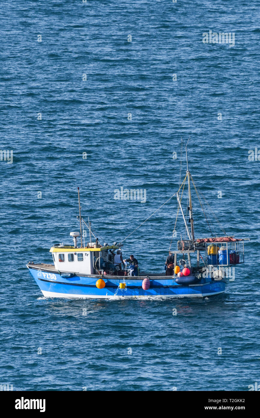 Barco de pesca socio leal PZ30 en el mar frente a la costa de Newquay, Cornwall. Foto de stock