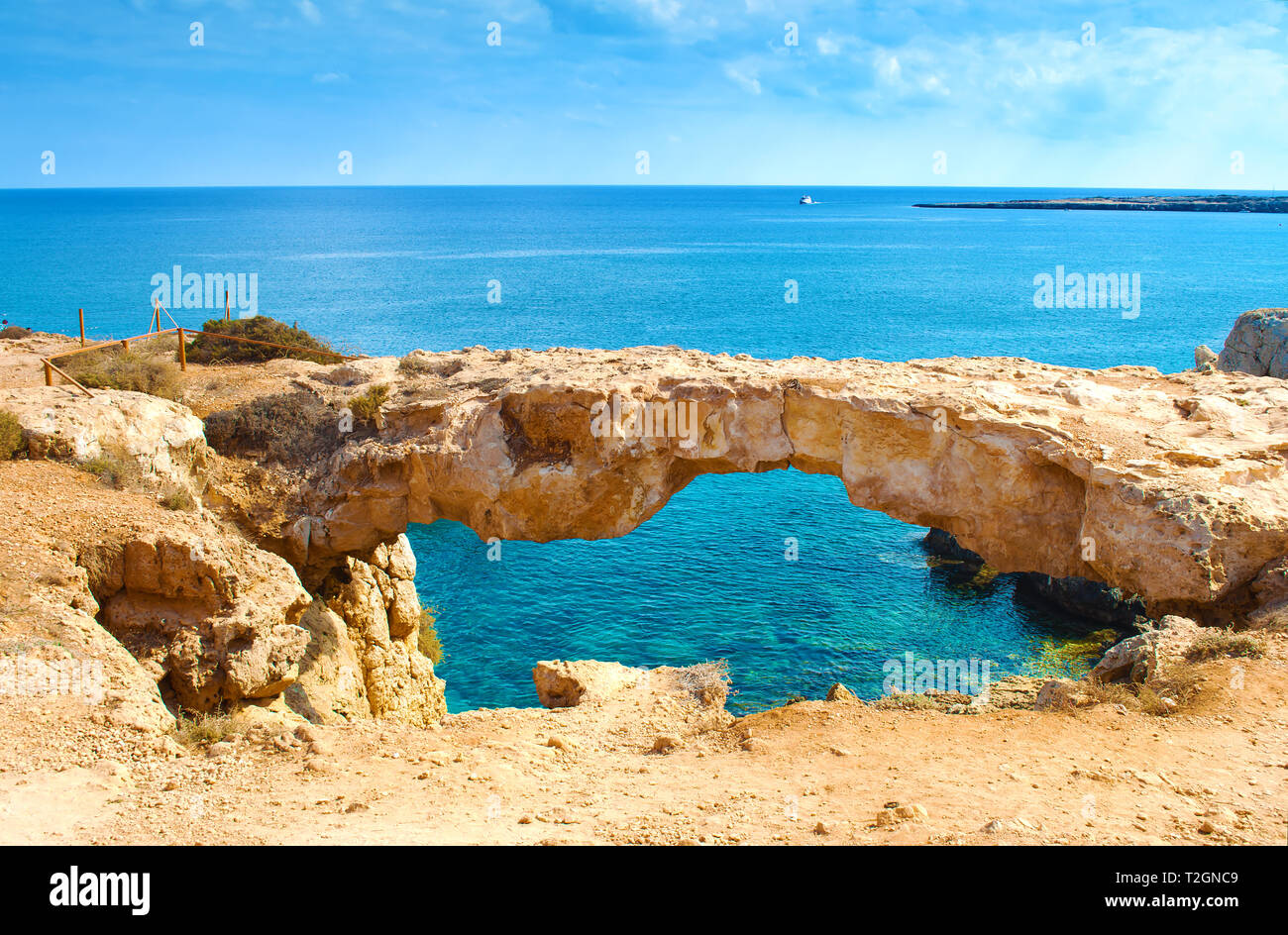 Vista de Cape Greco y famoso Kamara Tou Koraka arco natural bridge, Chipre. Costa Roca cerca de aguas azul transparente de color azul profundo. Impresionante paisaje costero. Foto de stock