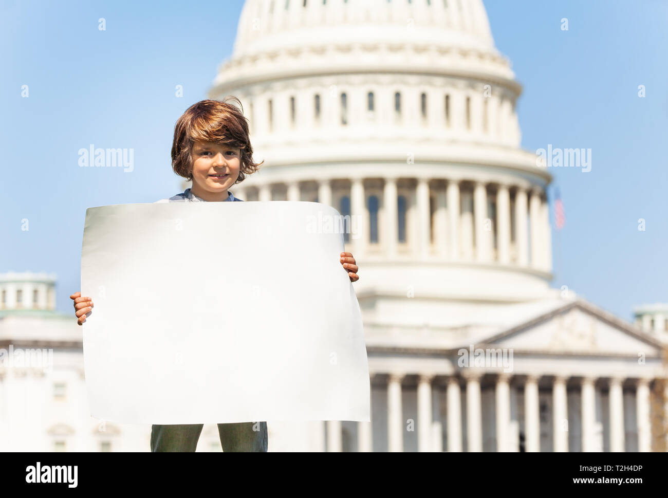 Niño boy protesta frente al Capitolio en Washington, EE.UU. celebración firmar en blanco con espacio de copia Foto de stock
