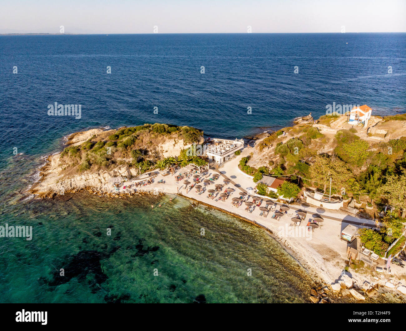 La playa y el bar de la playa en la isla de Thasos, Grecia, vista aérea Foto de stock