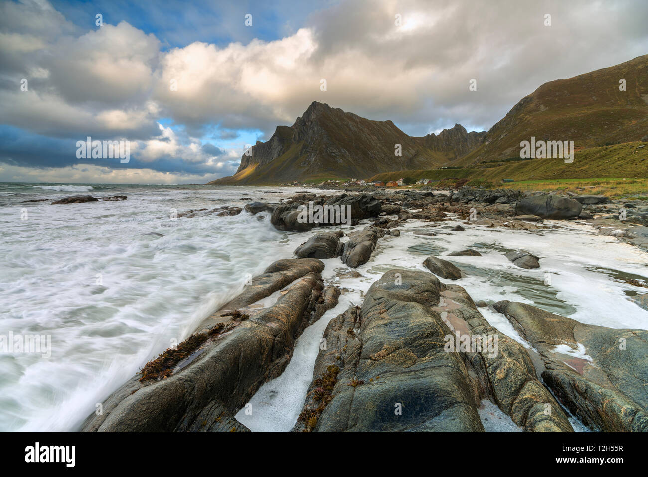 Rocas en la playa en Vikten, Islas Lofoten, Noruega, Europa Foto de stock