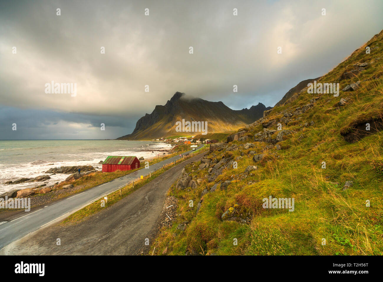 Carretera costera Vikten, Islas Lofoten, Noruega, Europa Foto de stock