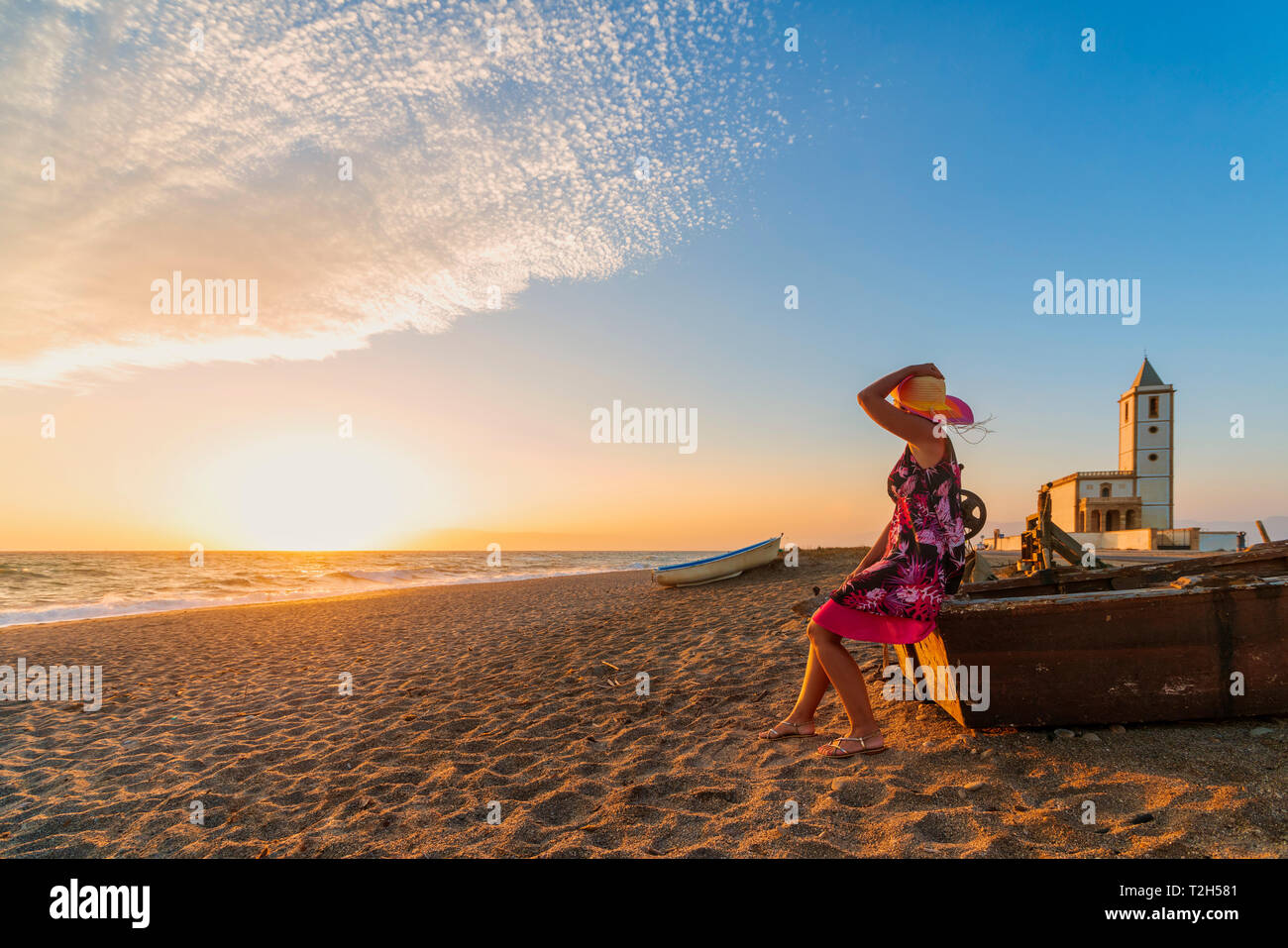 Mujer en la Iglesia de la playa de Las Salinas al atardecer en el Parque Natural de Cabo de Gata-Níjar, España, Europa Foto de stock