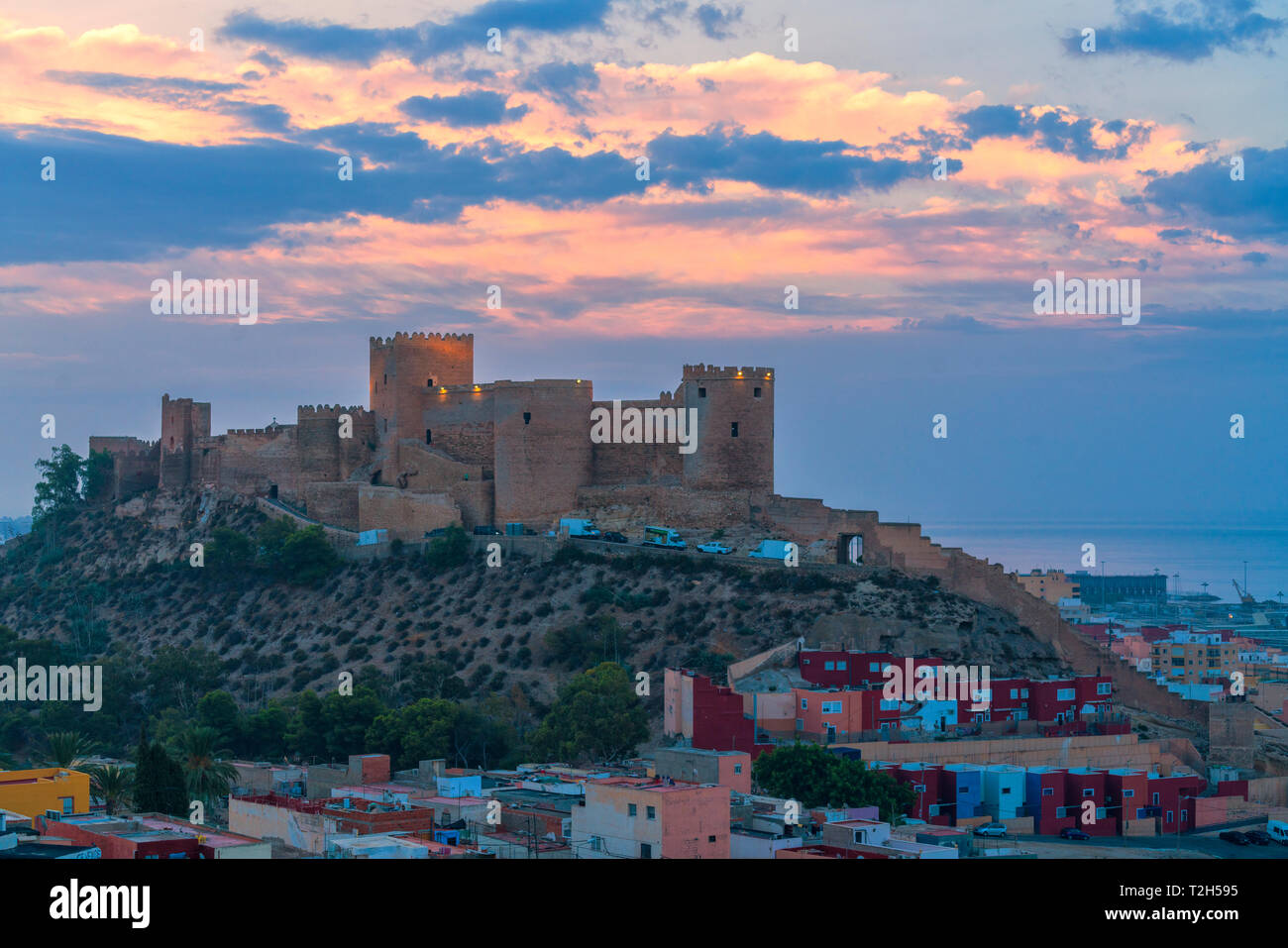 La Alcazaba antigua fortaleza castillo morisco y en la colina al amanecer, Almería, Andalucía, España Foto de stock
