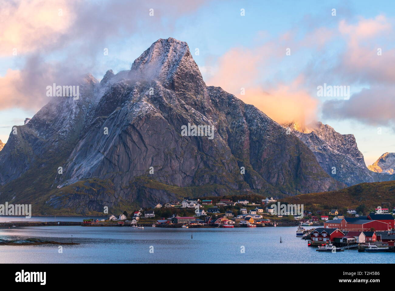 Olstinden montaña por encima de la ciudad al atardecer en Reine, Moskenes, Noruega, Europa Foto de stock