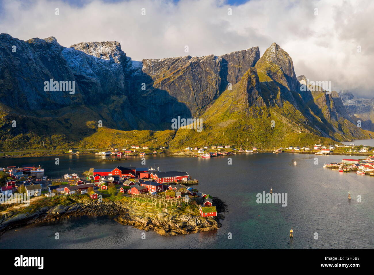 Ciudad bajo las montañas en Reine, Moskenes, Noruega, Europa Foto de stock