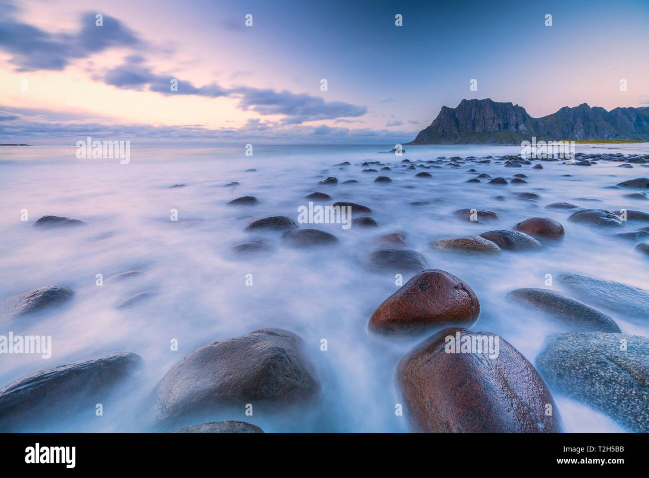 La exposición a largo shot de rocas en la playa en Vestvagoy Uttakleiv, Noruega, Europa Foto de stock