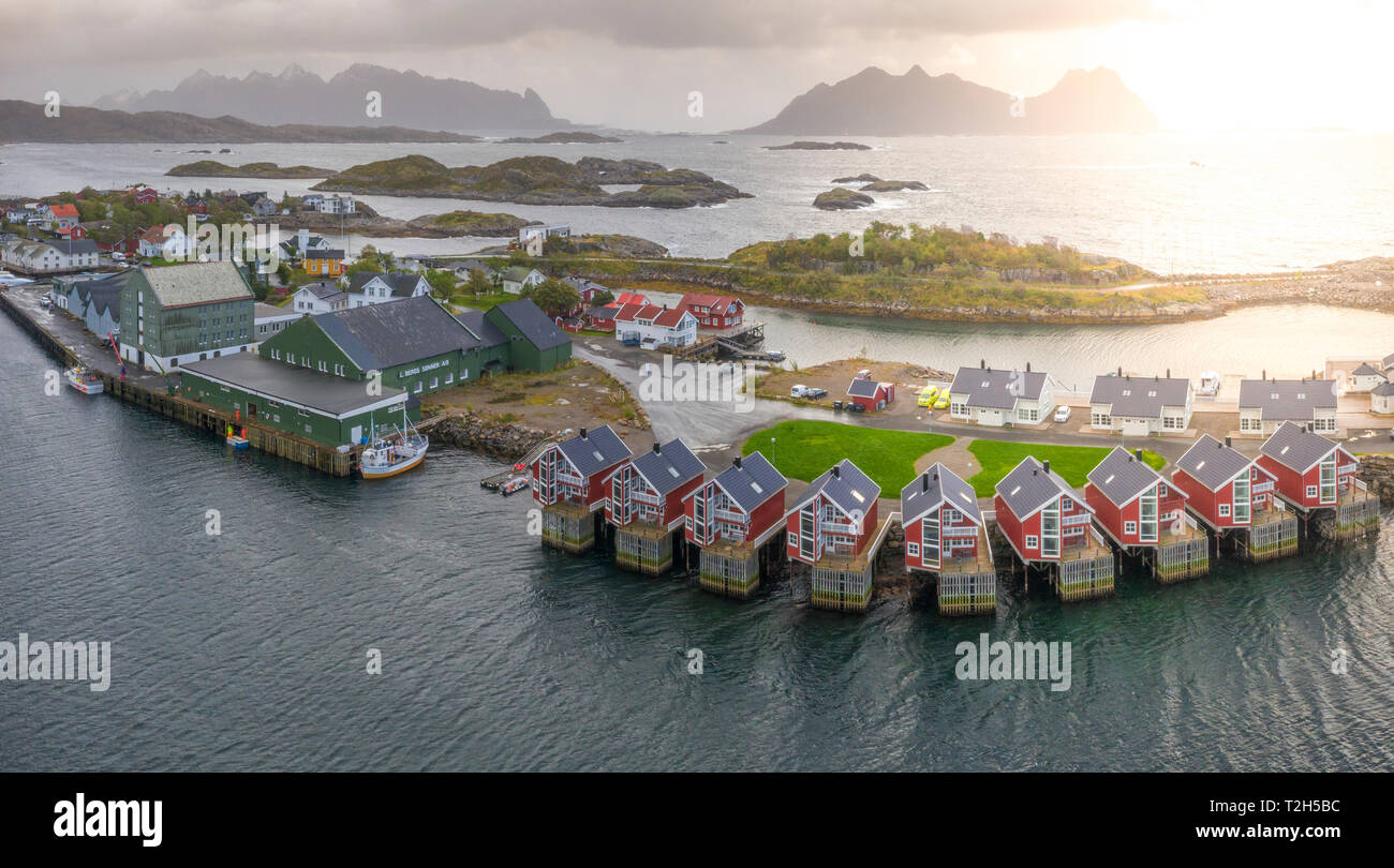 Vista aérea de Svolvaer al atardecer en Noruega, Europa Foto de stock