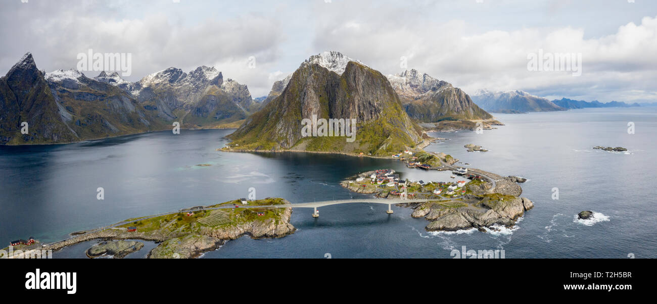 Panorama de Hamnoy por montañas en Reine, Noruega, Europa Foto de stock