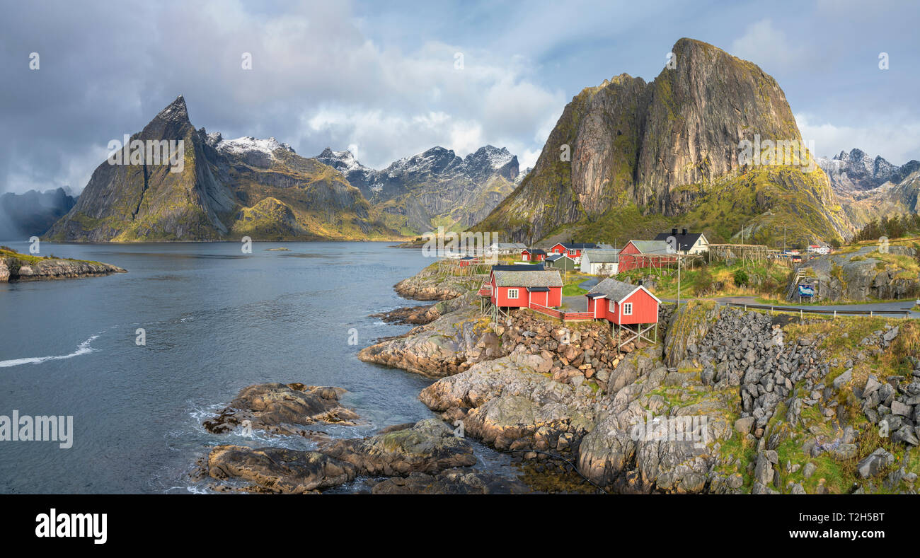 Ciudad de Hamnoy por montañas en Moskenes, Noruega, Europa Foto de stock