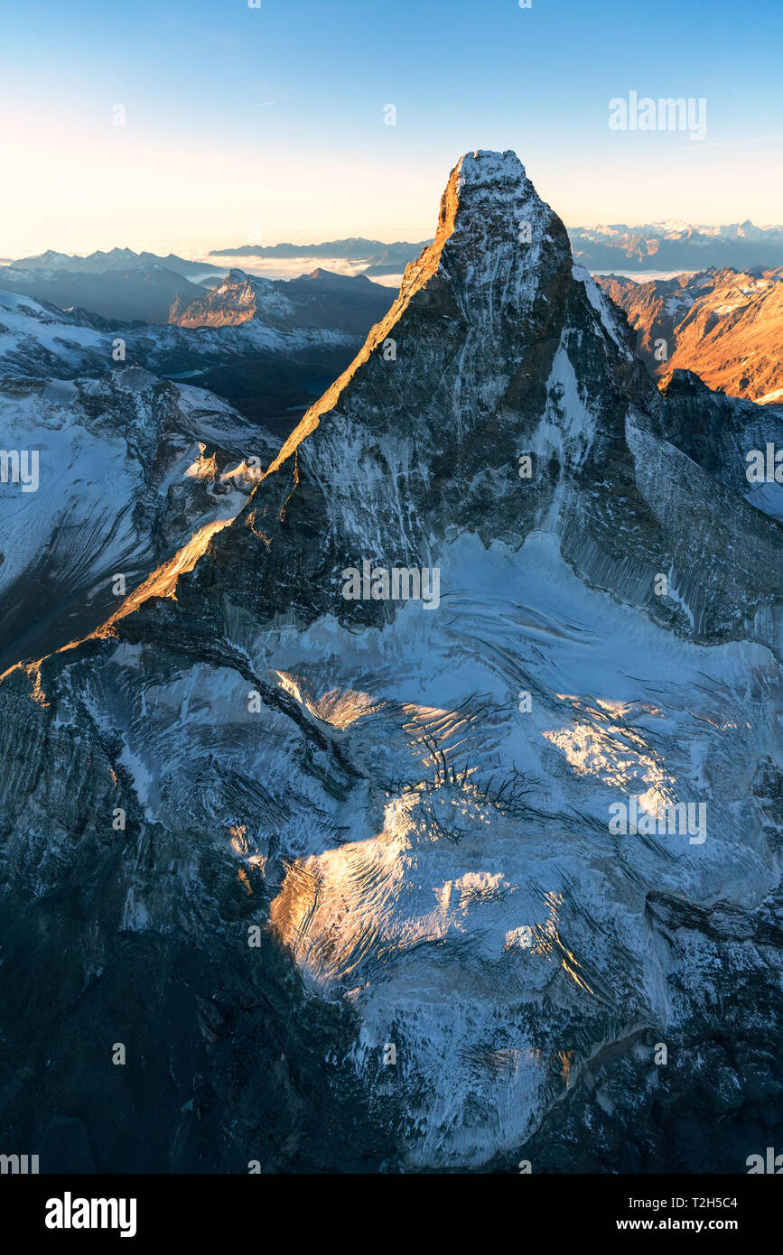 El Matterhorn durante el amanecer en Zermatt, Suiza, Europa Foto de stock