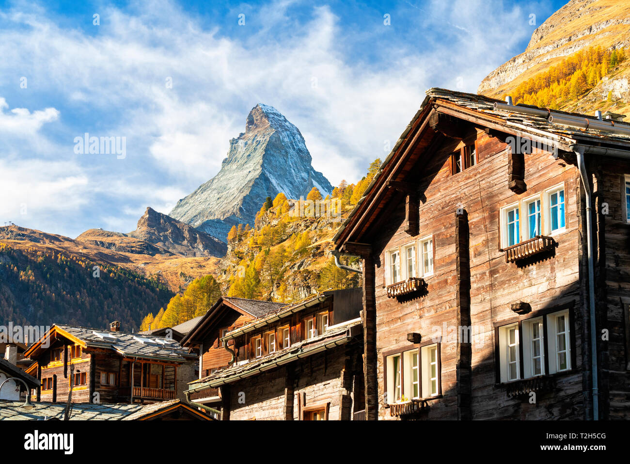 Casas de madera debajo de Cervino en Zermatt, Suiza, Europa Foto de stock